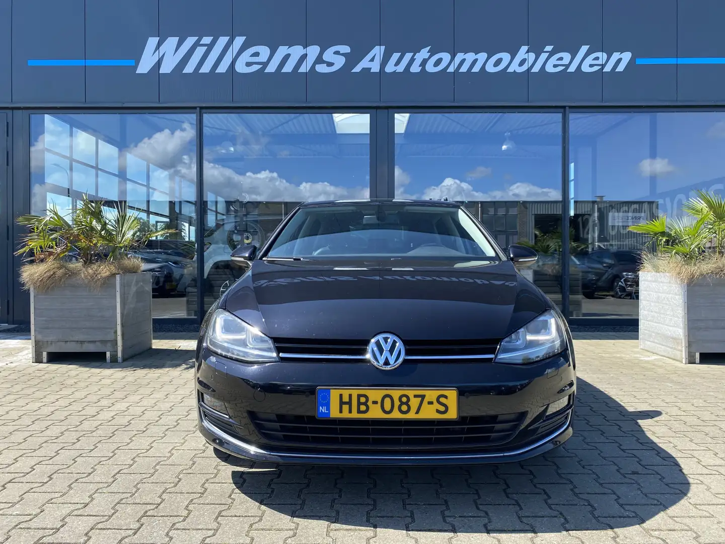 Volkswagen Golf 1.2 TSI Highline Navigatie, Camera & Trekhaak Zwart - 2