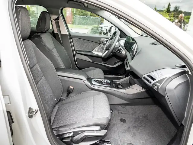 BMW 1 Series view 4