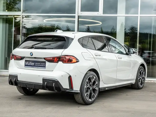 BMW 1 Series view 2