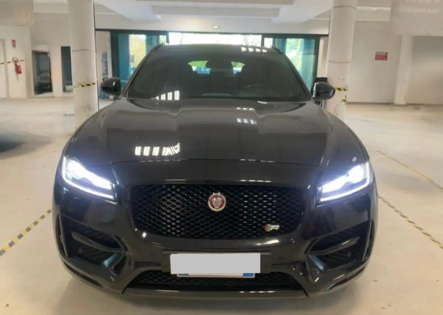Jaguar F-Pace F-Pace 2.0d R-Sport 4x4 Nero - 2