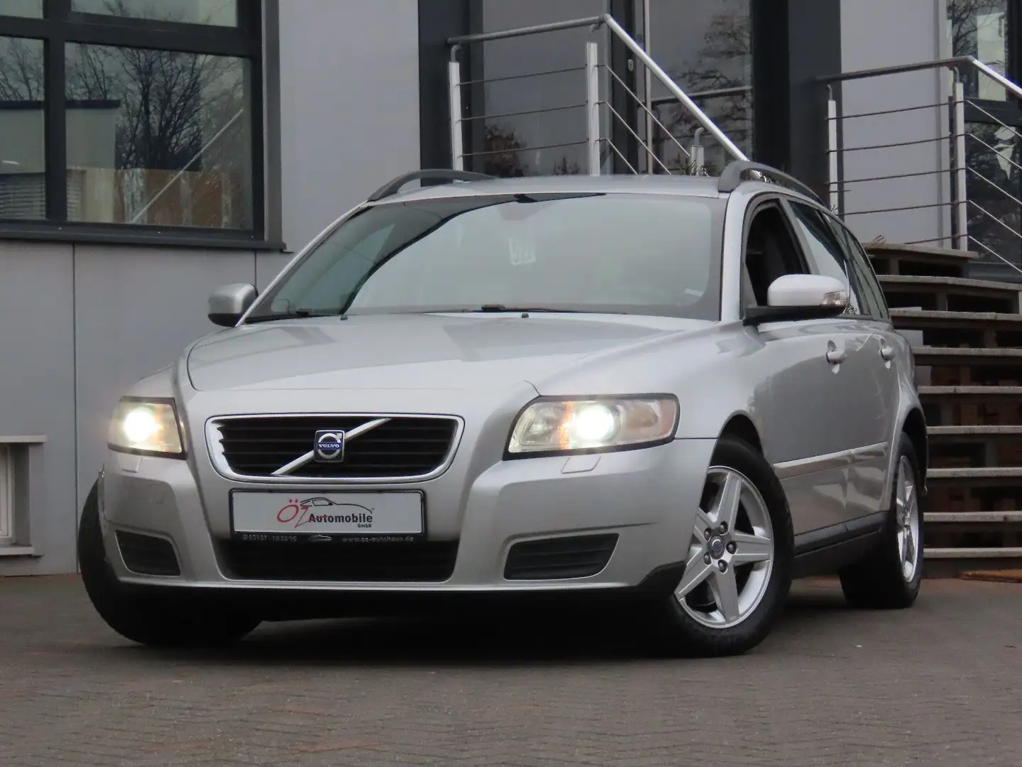 Volvo V50 2.0D Kinetic Klimaauto. Navi HU 08/27 Silber - 2