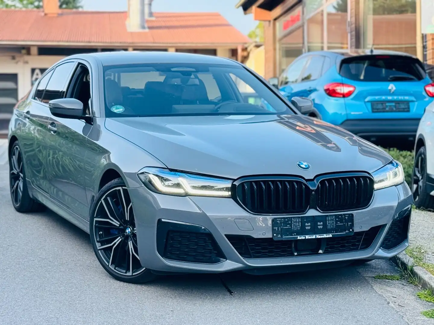 BMW 530 i xDrive M Sport Paket NP 82.000 Laser AHK Grijs - 1