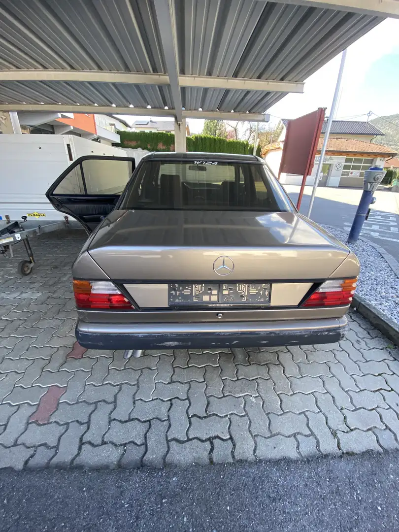 Mercedes-Benz E 260 Gold - 1