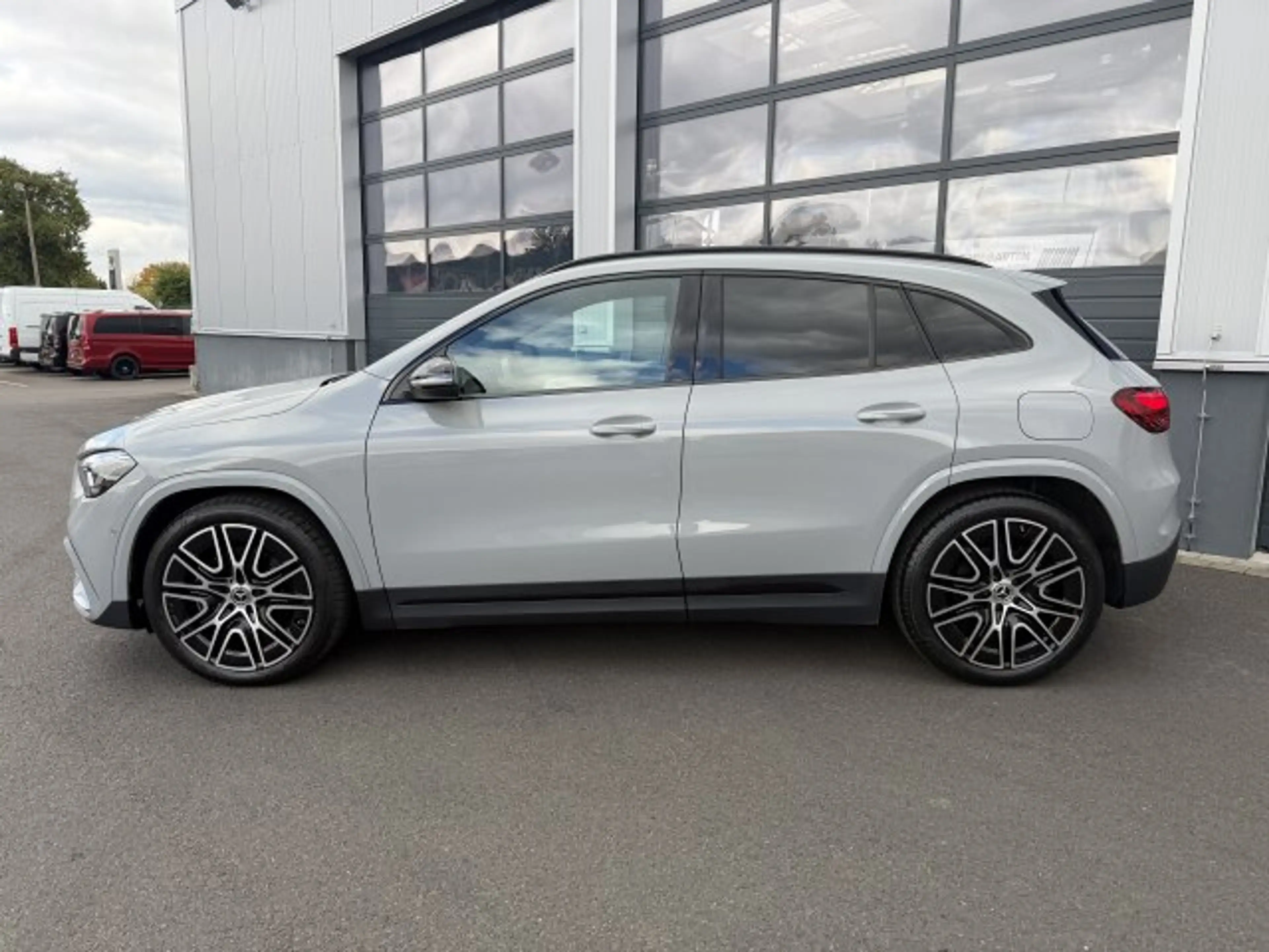 Mercedes-Benz GLA 200 GLA 200 AMG Night Multibeam Distr. Sound AHK 20" — photo 4