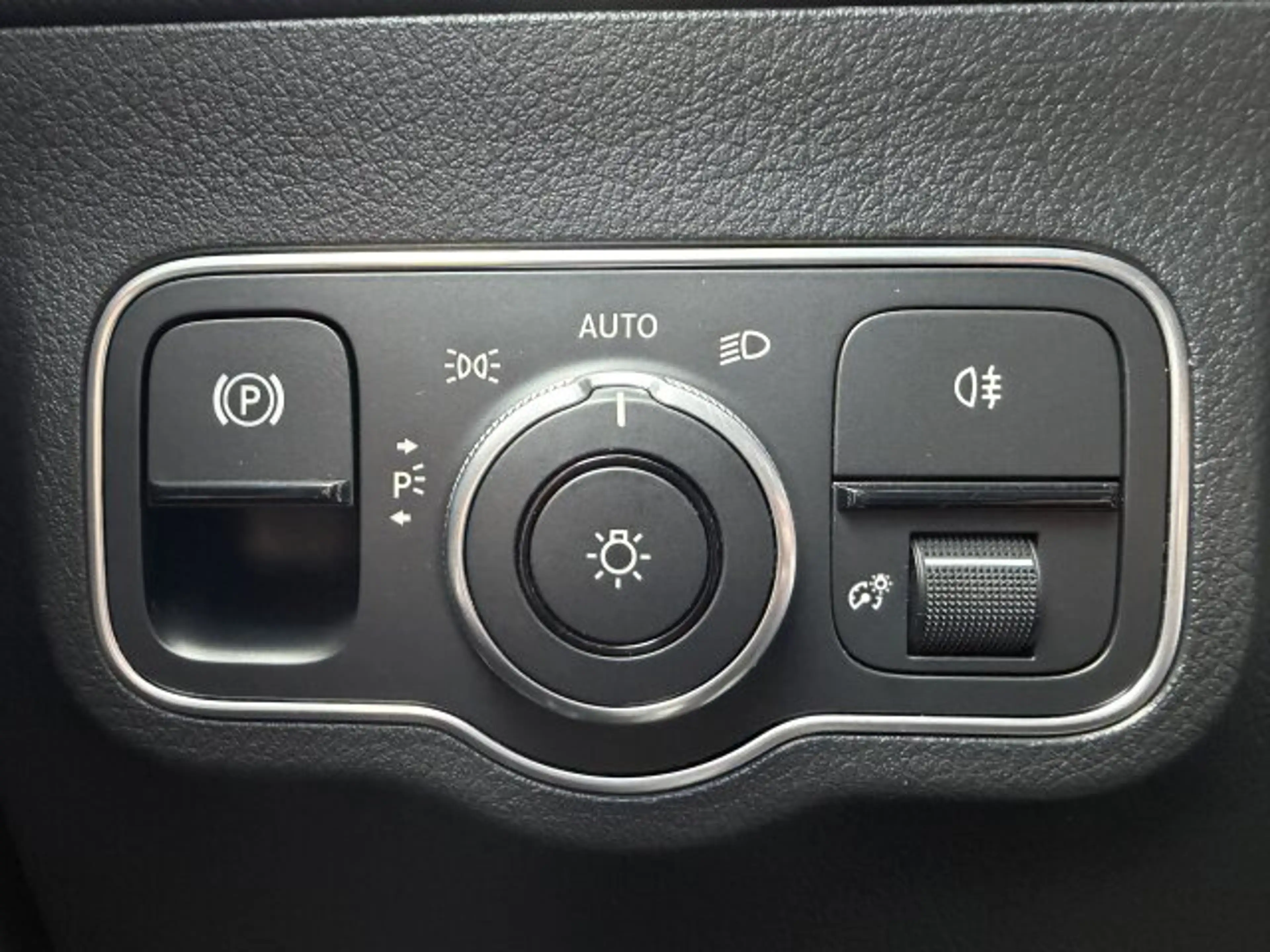 Mercedes-Benz GLA 200 GLA 200 AMG Night Multibeam Distr. Sound AHK 20" — photo 14