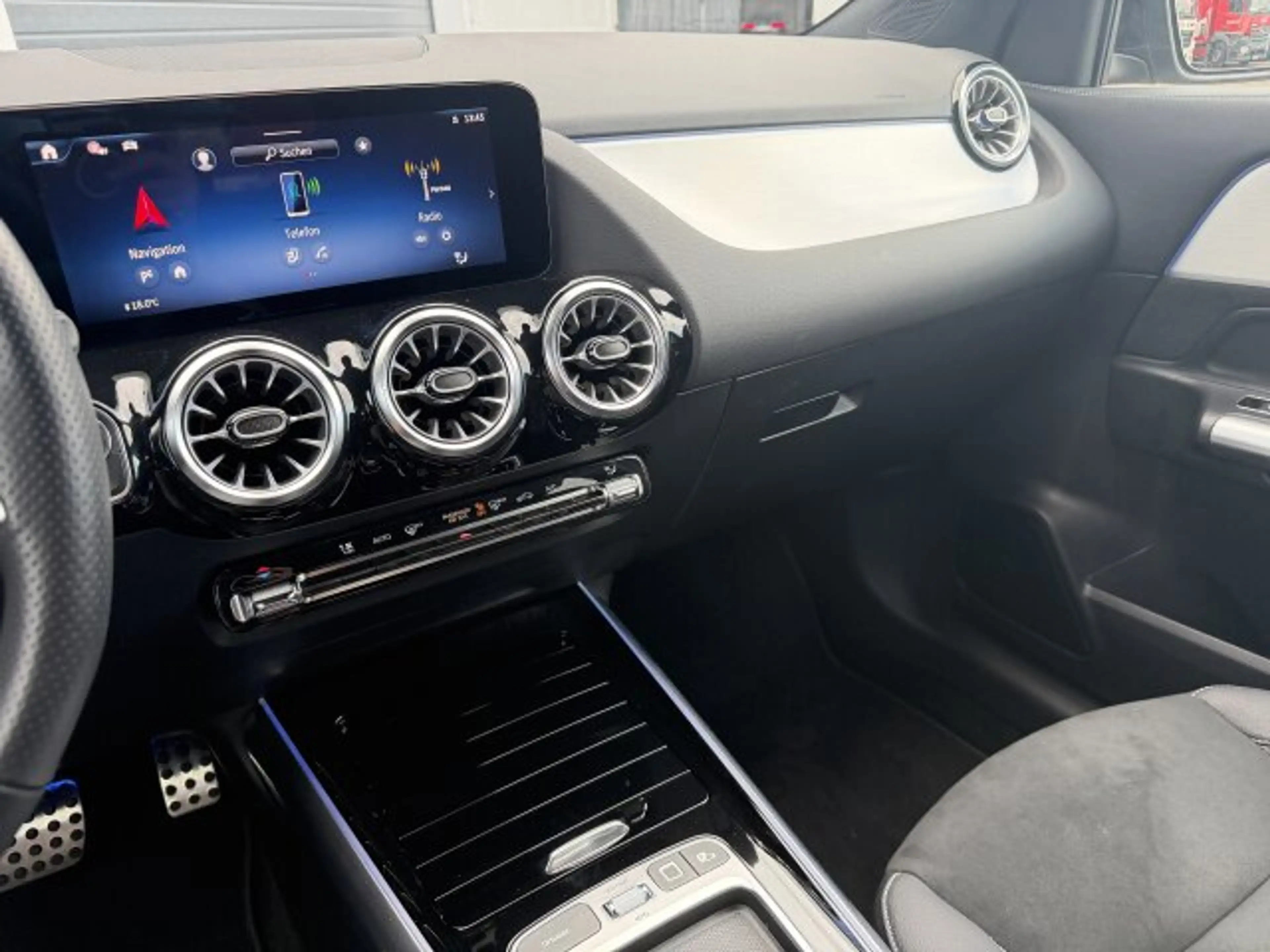 Mercedes-Benz GLA 200 GLA 200 AMG Night Multibeam Distr. Sound AHK 20" — photo 15