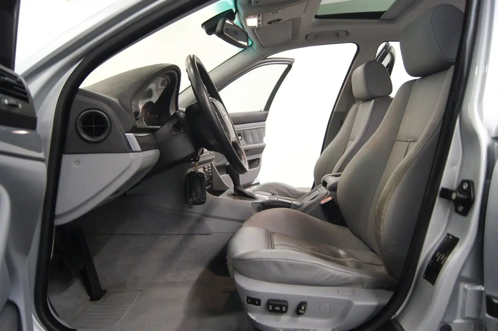 BMW 523 I Lim.|XENON|SHZ|LEDER|AHK|SCHIEBEDACH Silber - 2