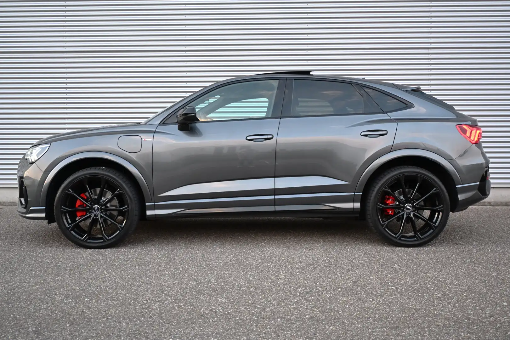 Audi Q3 Sportback 45 TFSI e S-Line Fabrieksgarantie 08-27 Grijs - 2