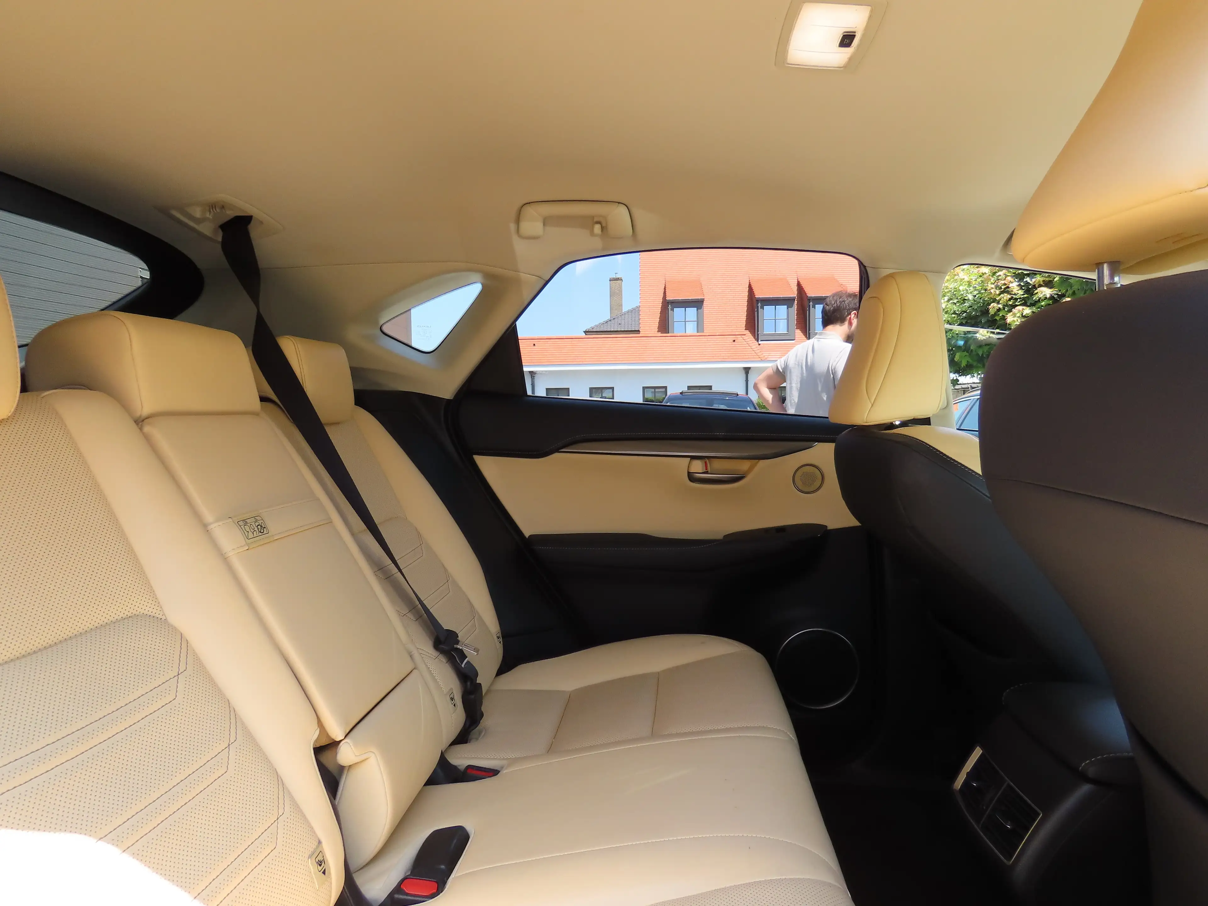 Lexus NX 300h 2.5i AWD Executive Line E-CVT — photo 9