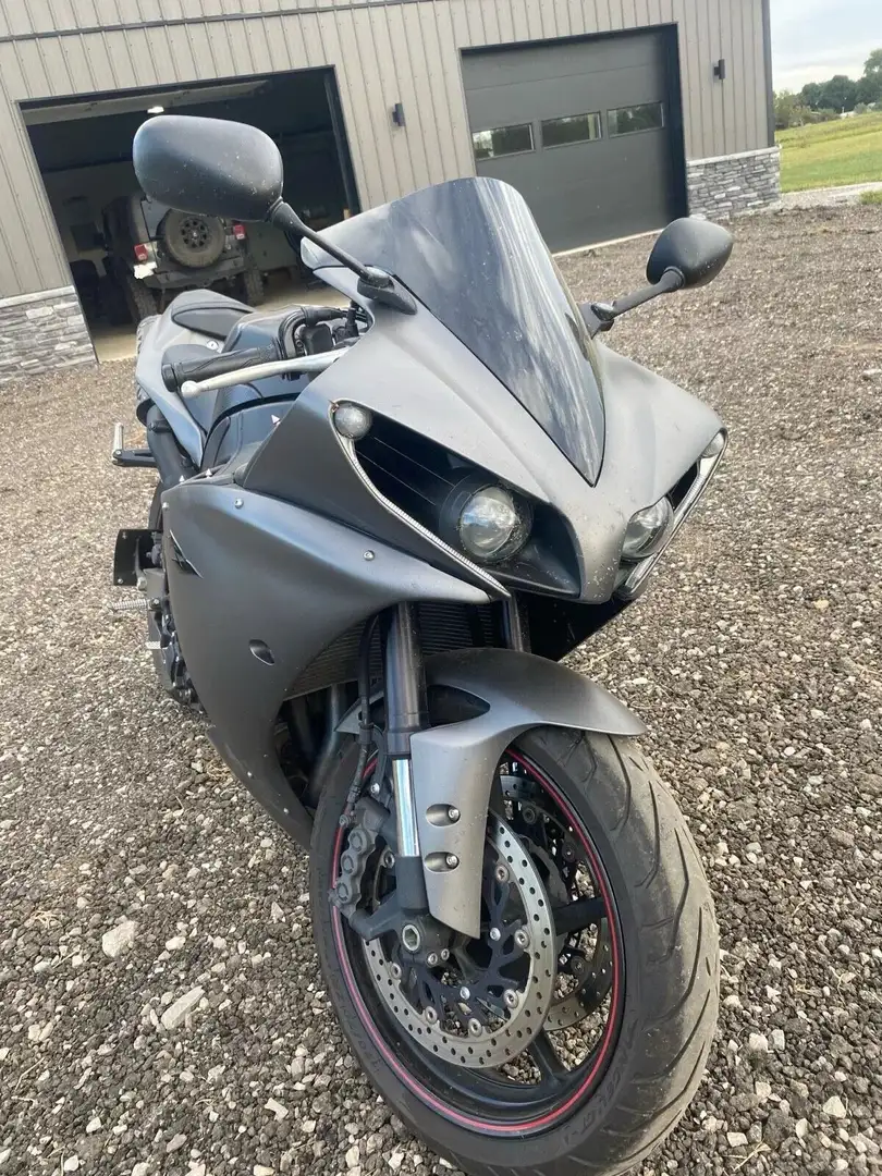 Yamaha YZF-R1 Šedá - 2