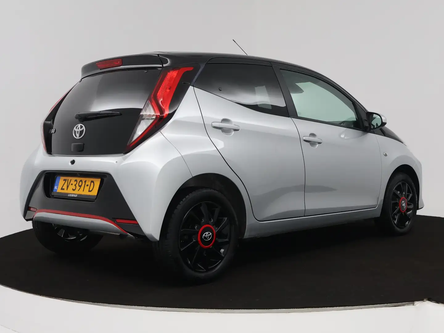 Toyota Aygo 1.0 VVT-i x-clusiv Grijs - 2