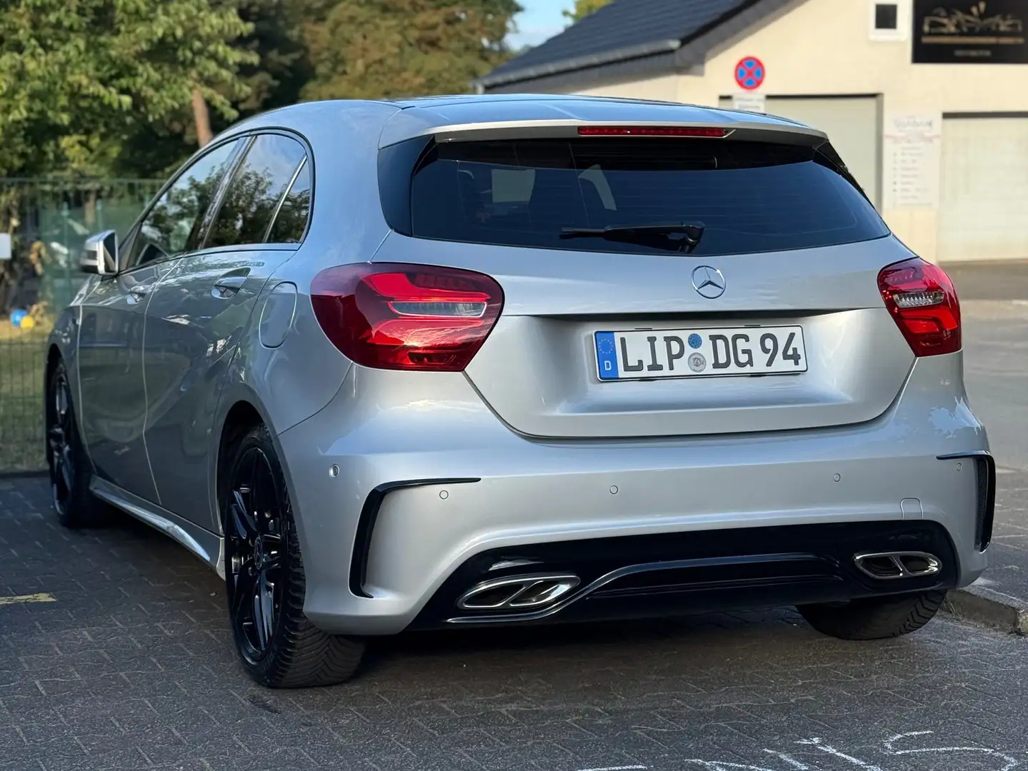 Mercedes-Benz A 180 A 180 d 7G-DCT AMG Line Silber - 2