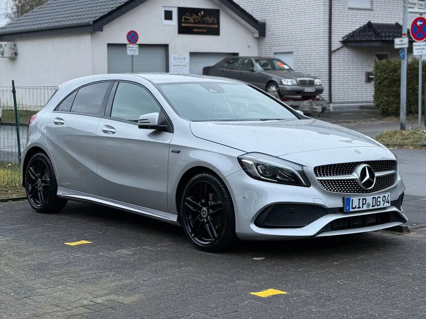 Mercedes-Benz A 180 A 180 d 7G-DCT AMG Line Silber - 1