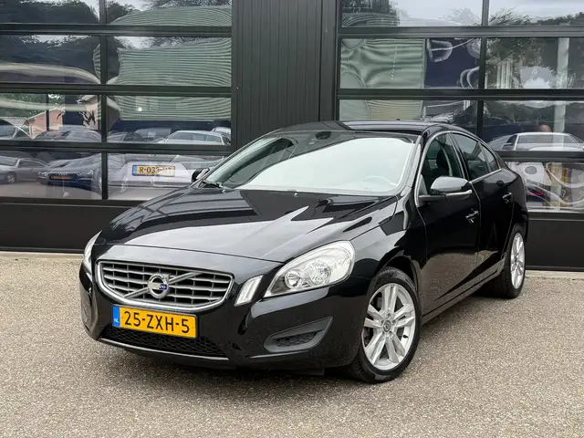Volvo S60 1.6 T3 Momentum Clima Navi Aut.