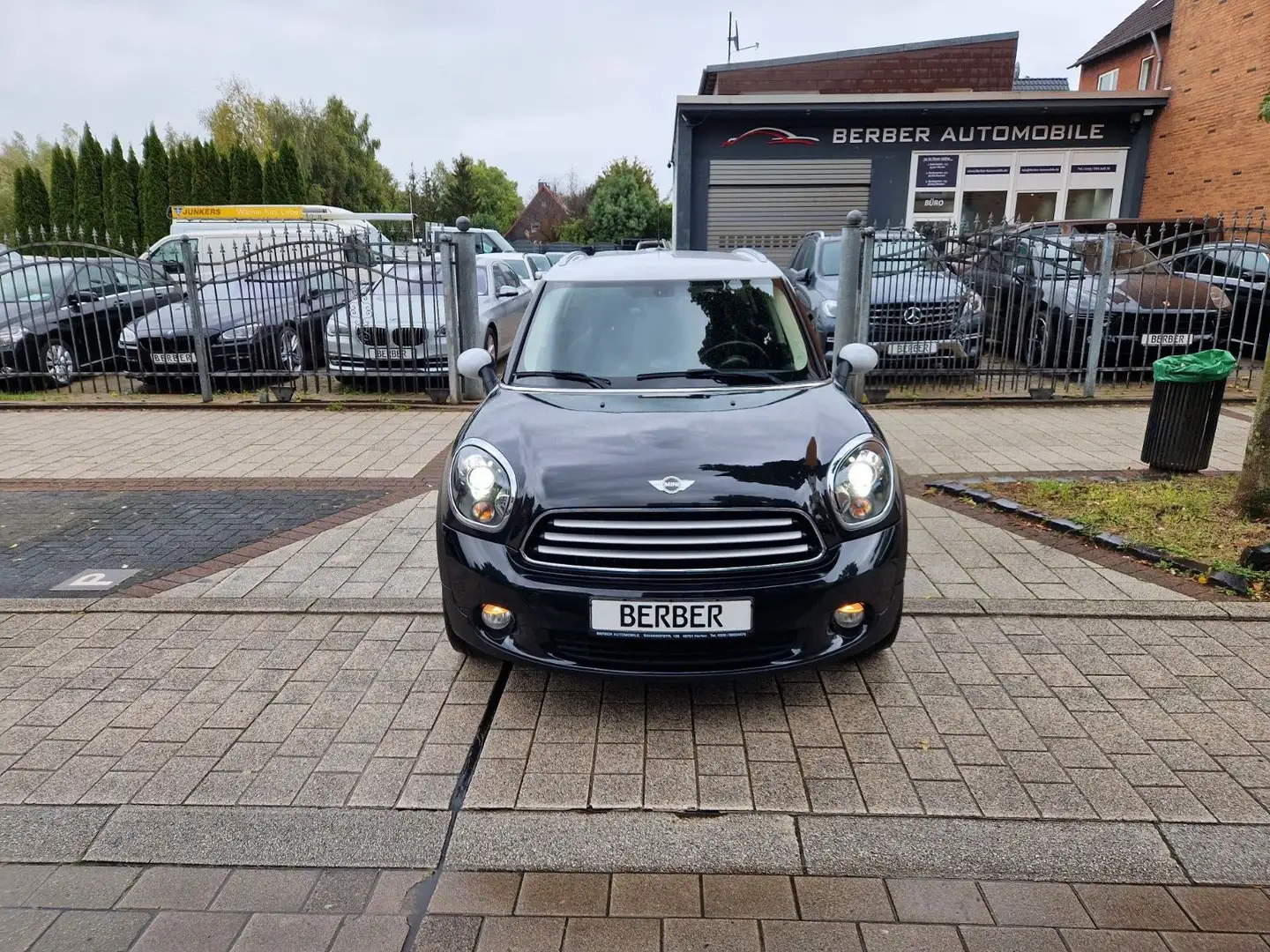 MINI Cooper D Countryman Countryman Cooper D Automatik*NAVI*XENON*AHK*PDC Černá - 2