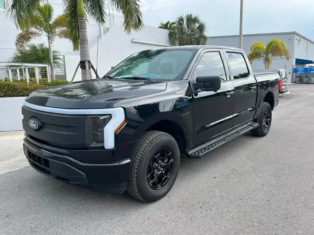Ford F 150 Lightning XLT 2025 schwarz im Vorlauf +20