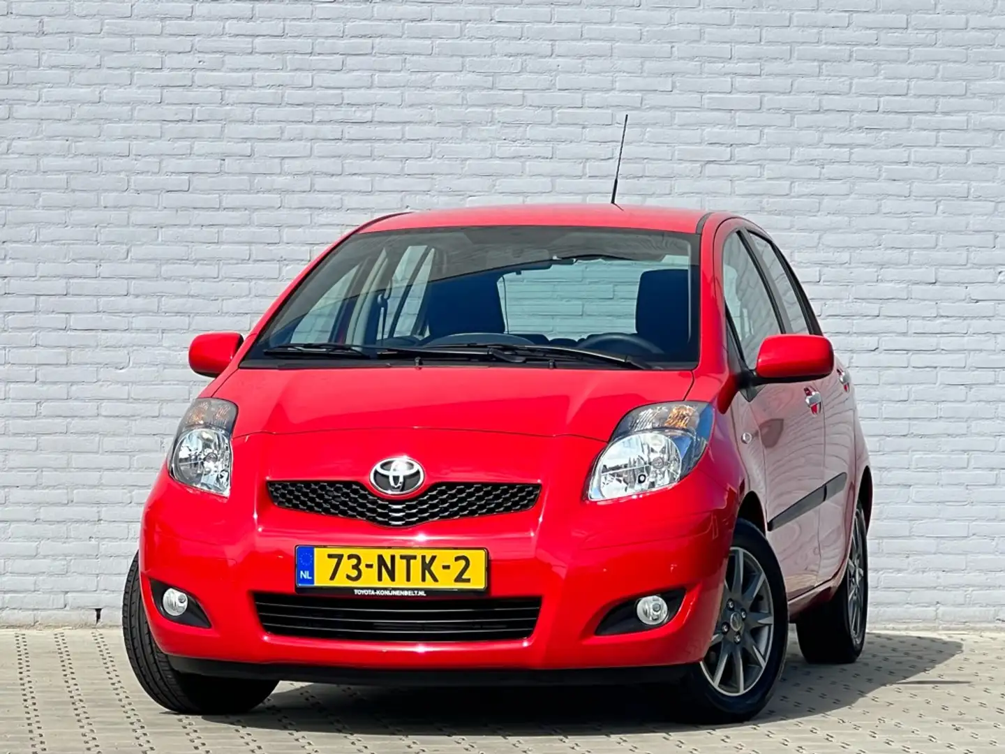 Toyota Yaris 1.3 VVT-i Aspiration 5-deurs | Trekhaak | LM | CPV Rood - 2