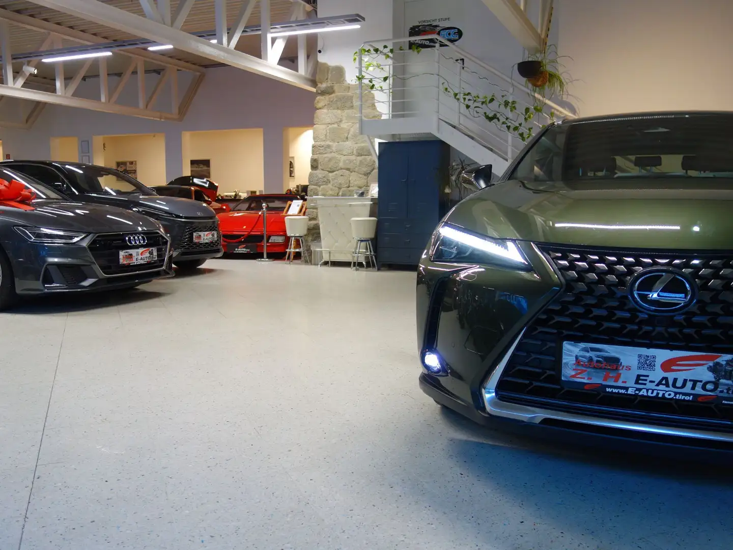 Lexus UX 250h E-four Luxury Aut. *ALLRAD *HYBRID *VOLLAUSSTATTU Grün - 2