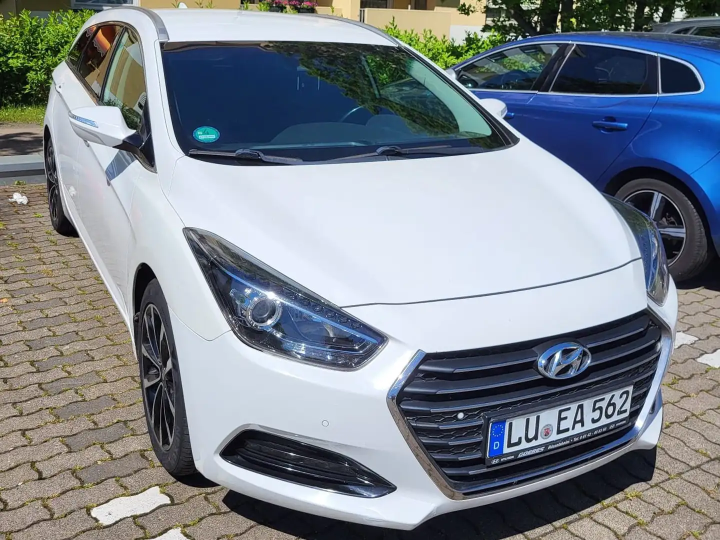 Hyundai i40 i40cw 1.7 CRDi Automatik Fifa World Cup Edition Weiß - 1