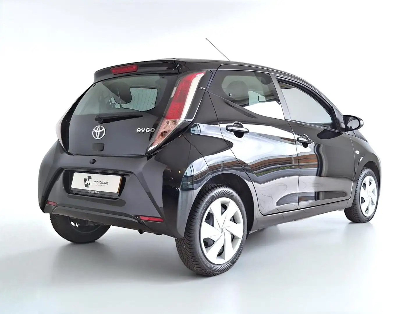 Toyota Aygo 1.0 VVT-i 69pk 5D x-play CAMERA NAVI Zwart - 2