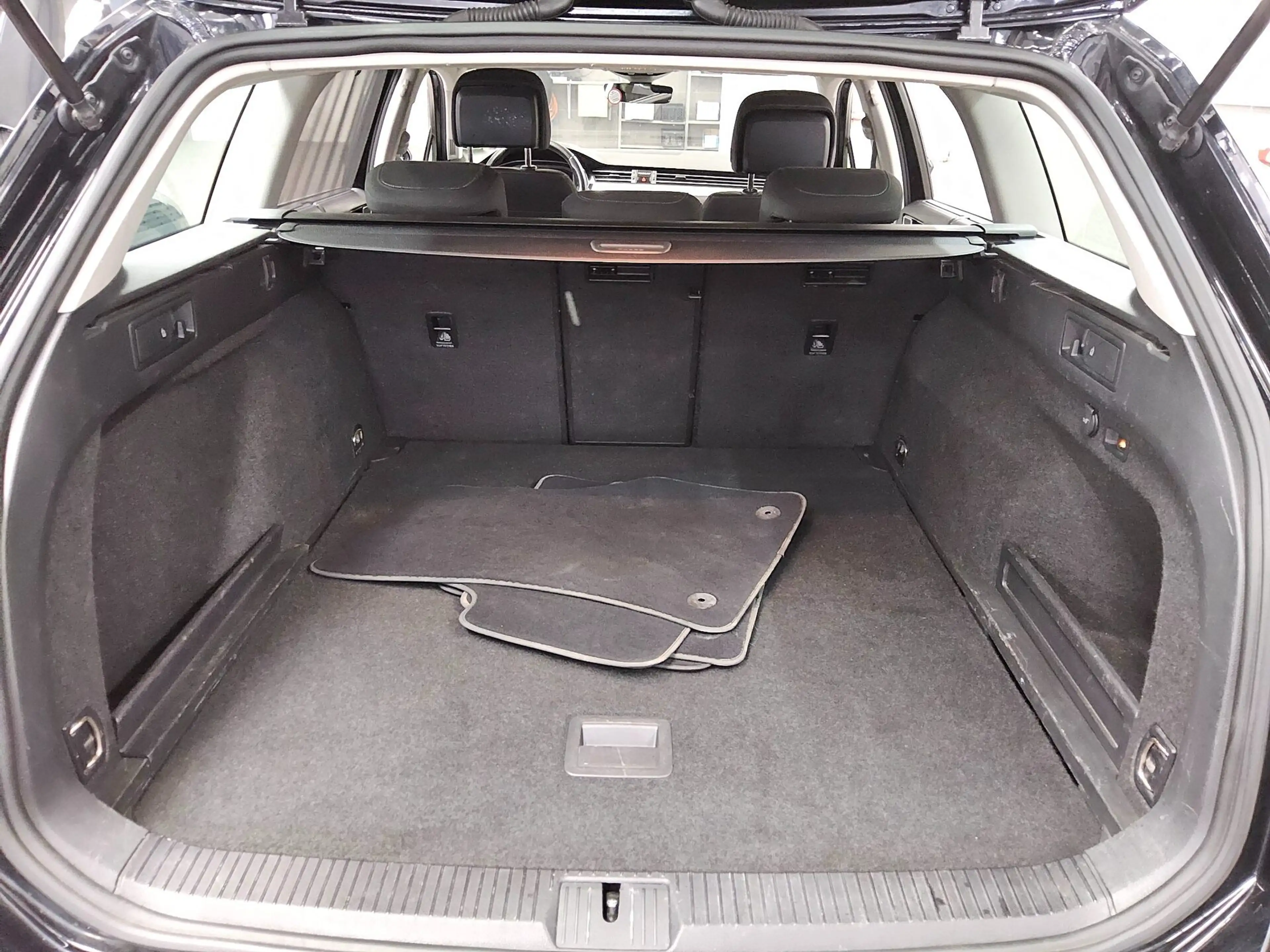 Volkswagen Passat Variant — photo 12