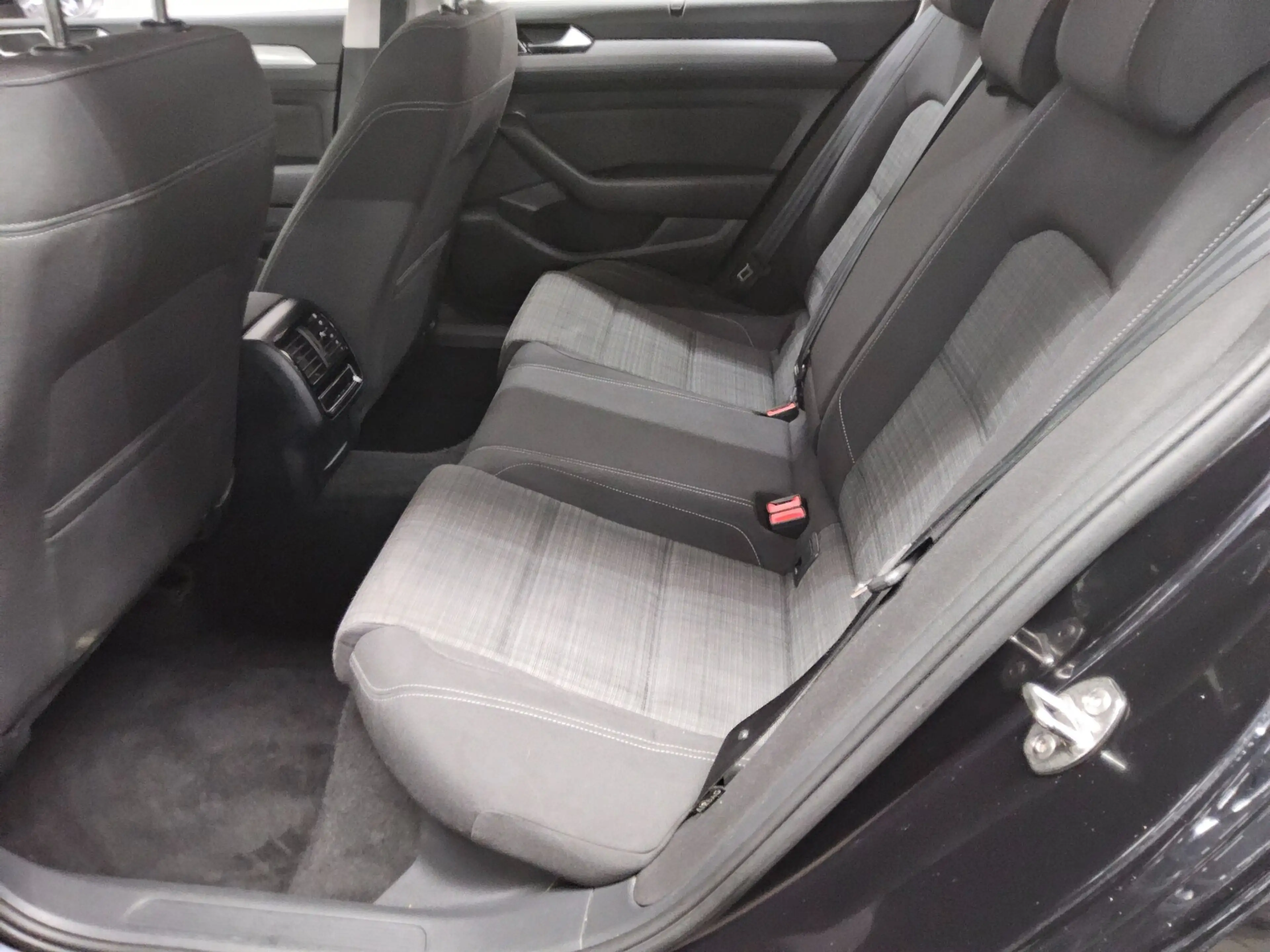 Volkswagen Passat Variant — photo 13