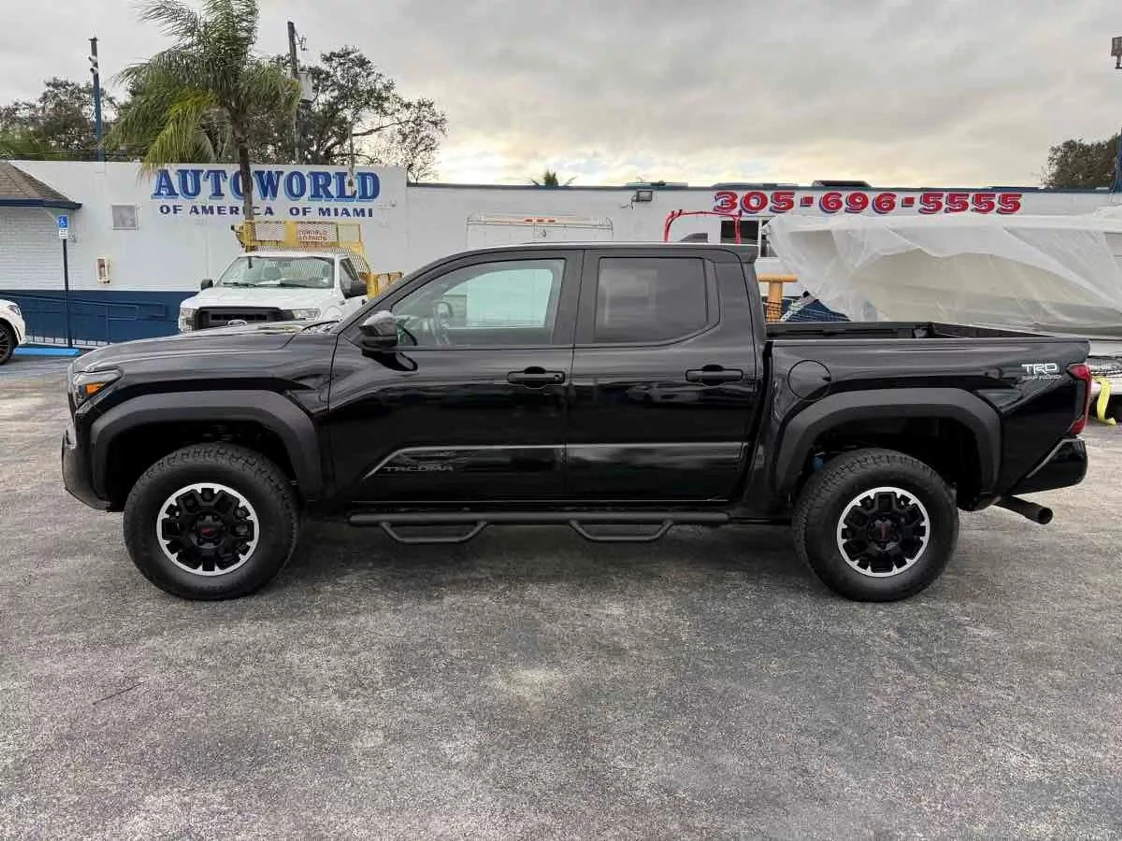 Toyota Tacoma a 4WD TRD Off Road Double Cab 5' Bed AT — photo 3