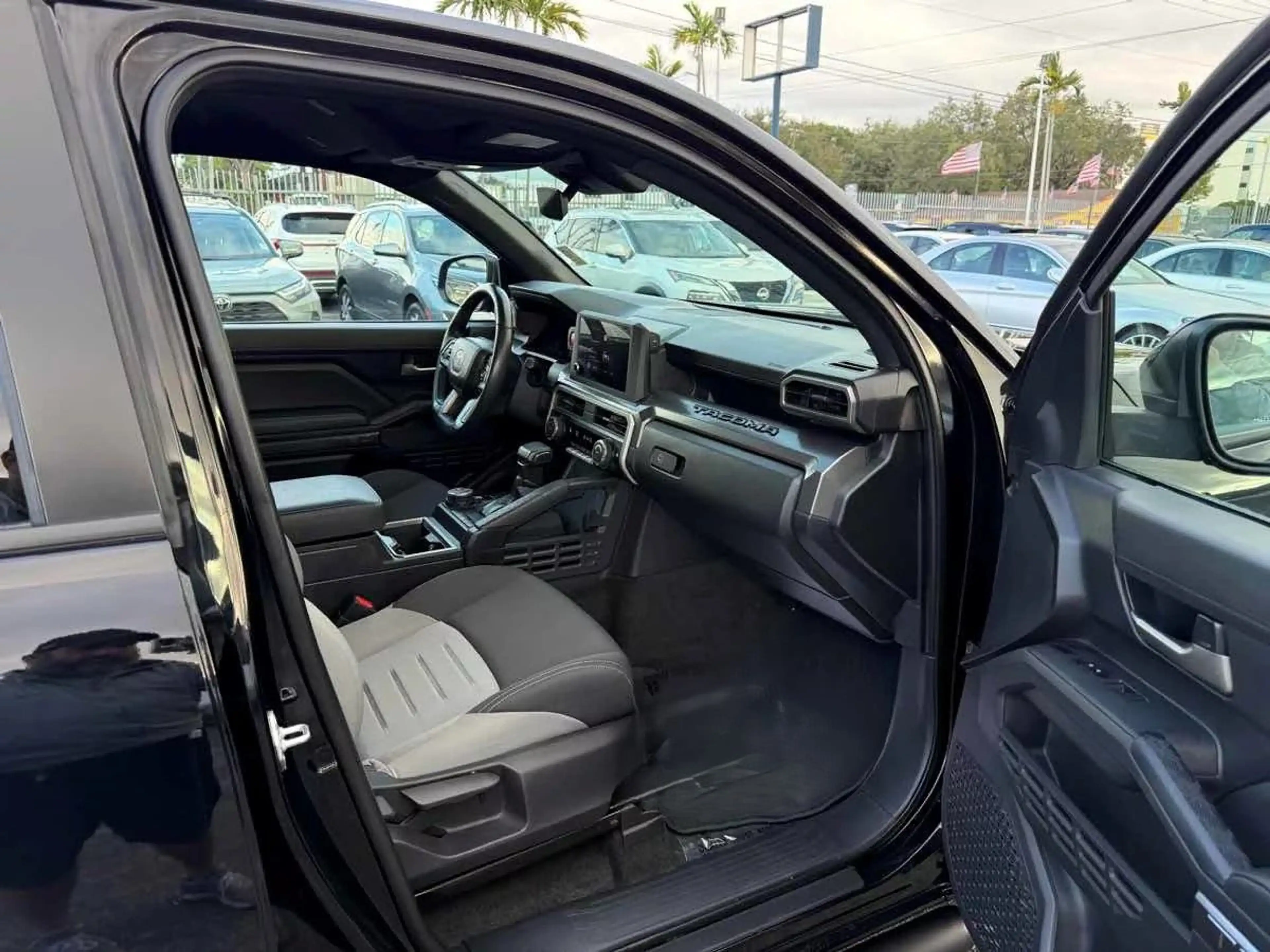 Toyota Tacoma a 4WD TRD Off Road Double Cab 5' Bed AT — photo 5