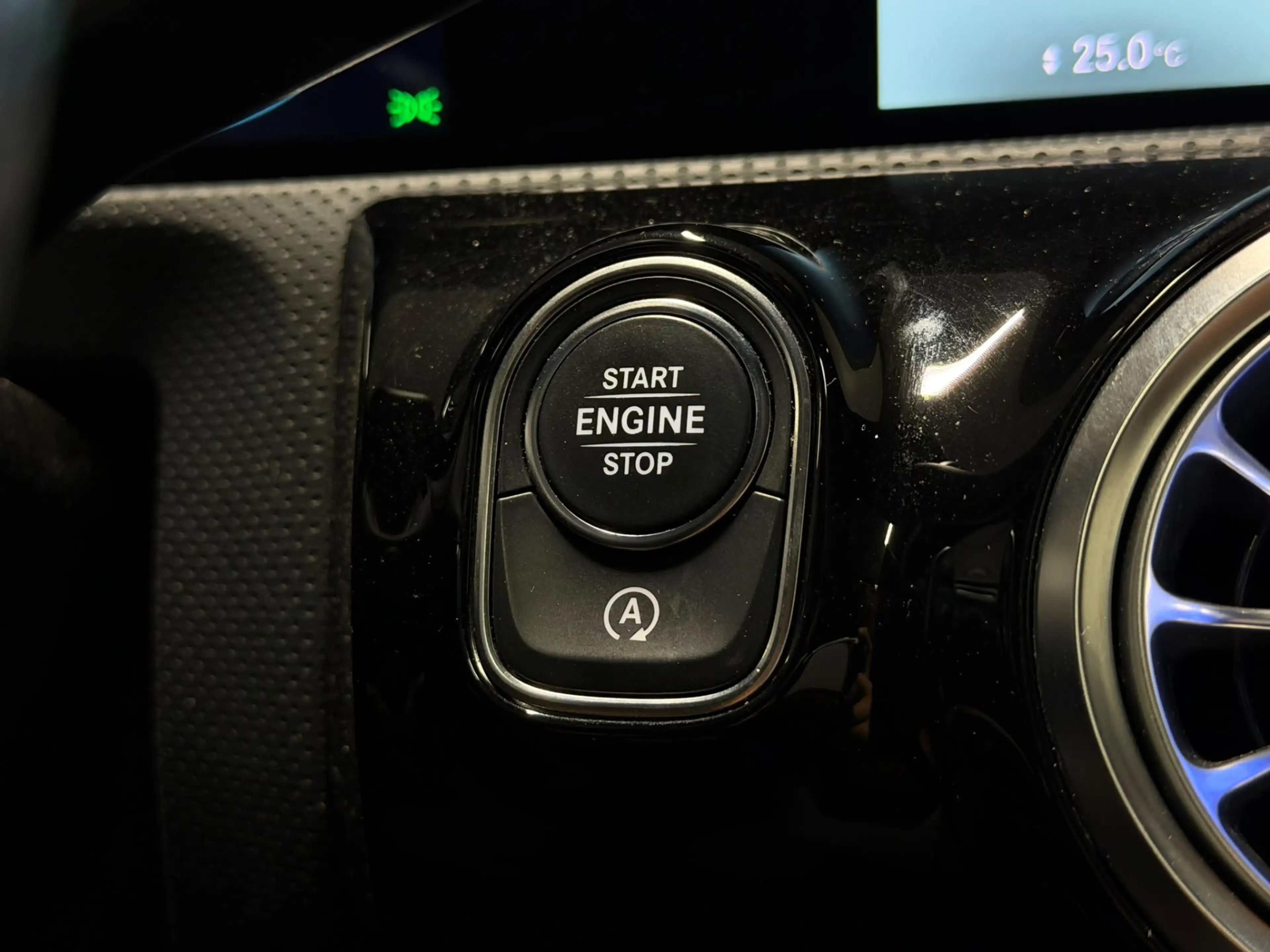 Mercedes-Benz A 250 Premium Plus Edition 1 PANO SFEER WIDESCREEN Night — photo 17