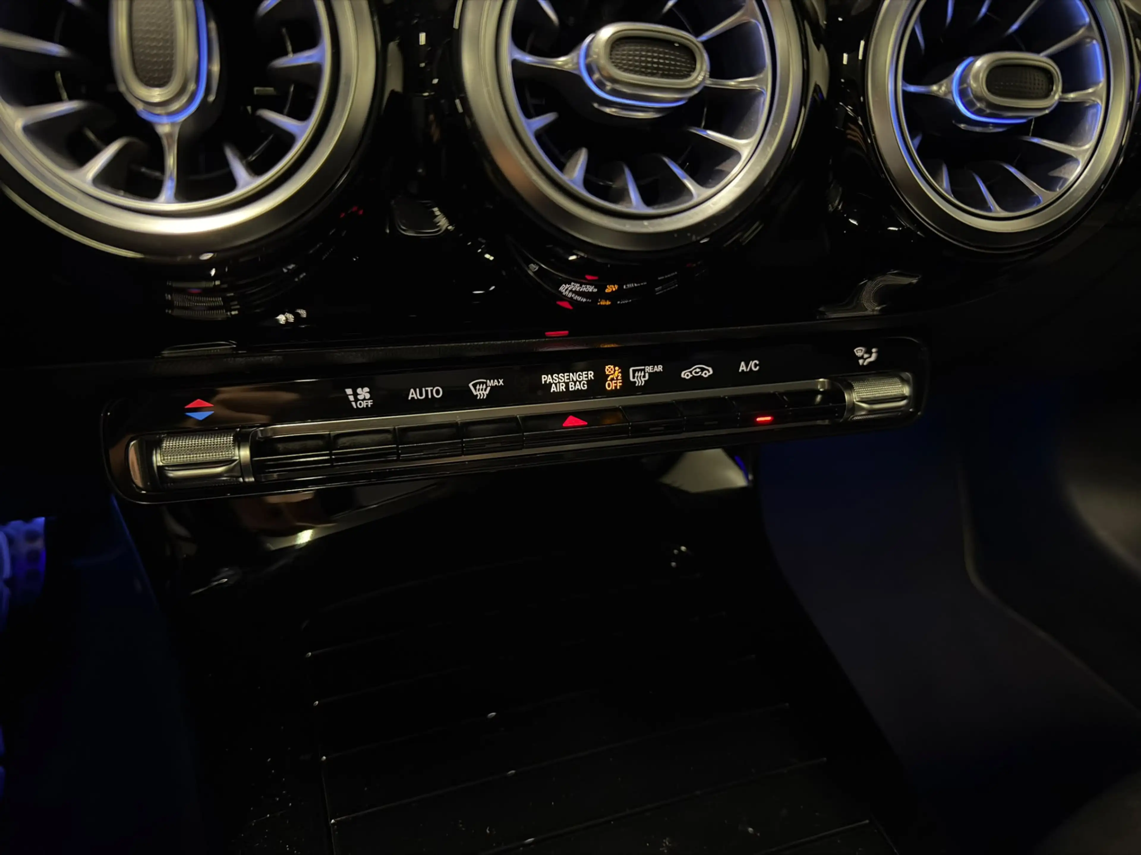 Mercedes-Benz A 250 Premium Plus Edition 1 PANO SFEER WIDESCREEN Night — photo 19