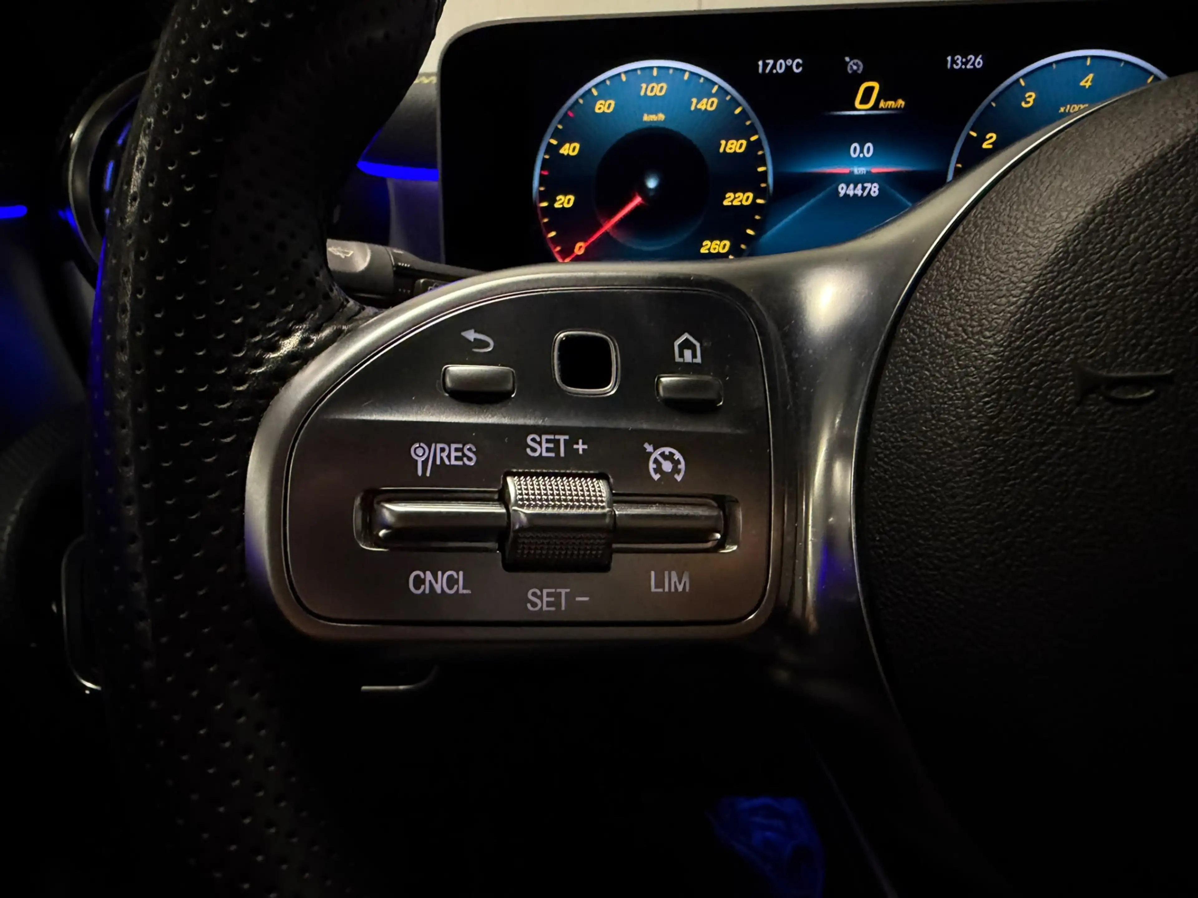 Mercedes-Benz A 250 Premium Plus Edition 1 PANO SFEER WIDESCREEN Night — photo 13