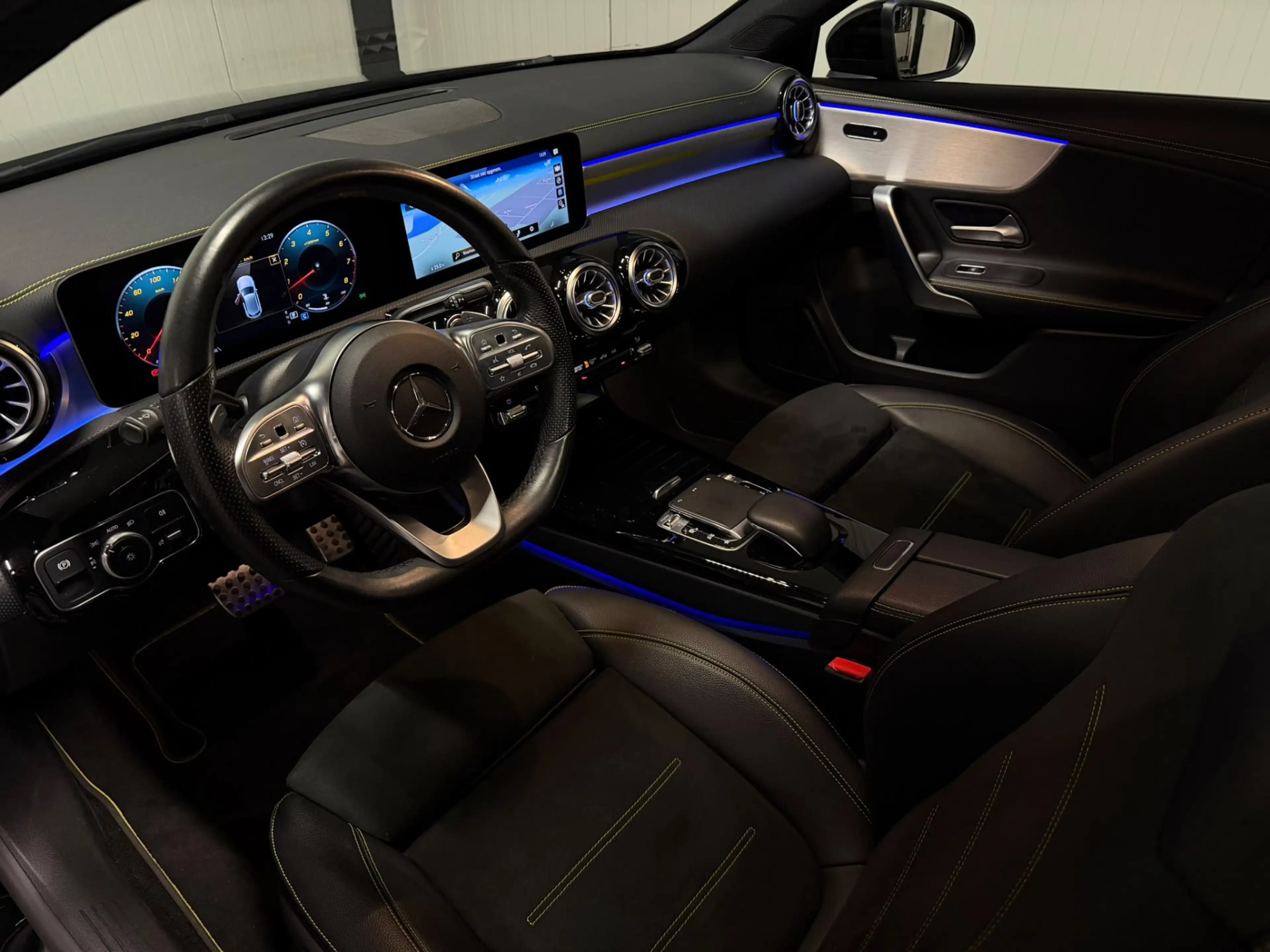 Mercedes-Benz A 250 Premium Plus Edition 1 PANO SFEER WIDESCREEN Night — photo 9