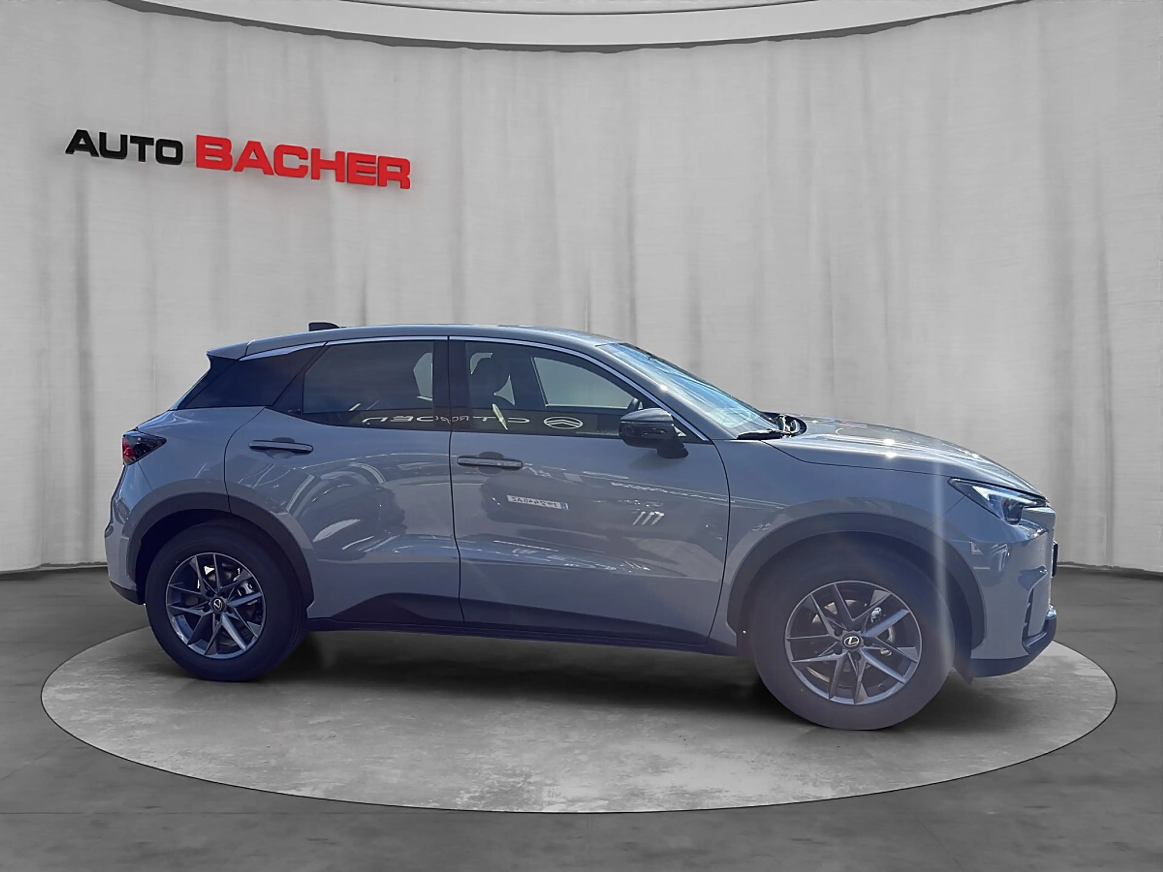 Lexus LBX Basis 136 PS 2WD — photo 5
