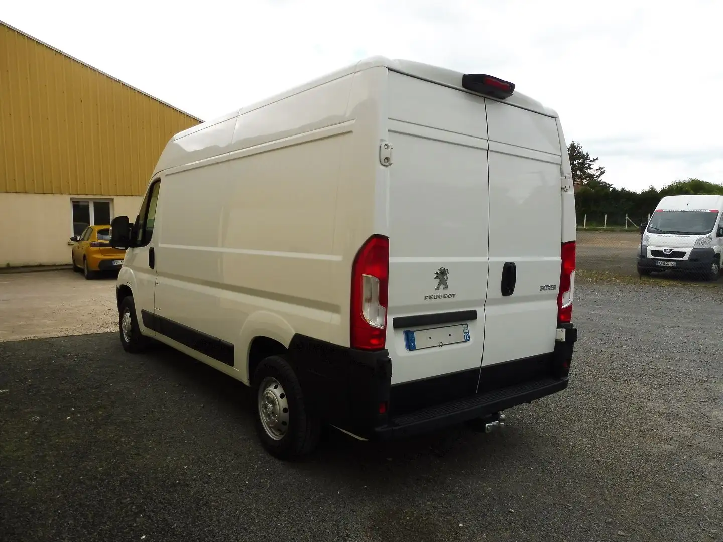 Peugeot Boxer 330 L2H2 2.2 BLUEHDI S\u0026S 120CH ASPHALT Blanc - 2