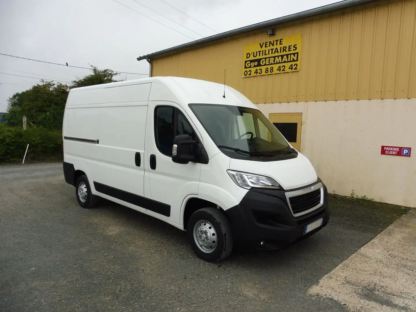 Peugeot Boxer 330 L2H2 2.2 BLUEHDI S\u0026S 120CH ASPHALT Blanc - 1