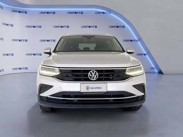 Volkswagen Tiguan view 3