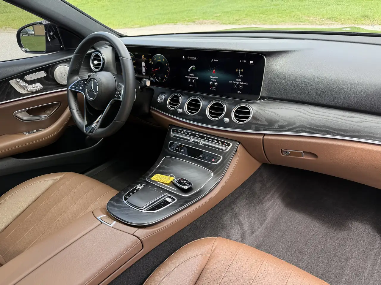 Mercedes-Benz E-Class снимка Mercedes-Benz E-Class