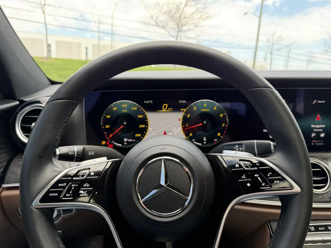 Mercedes-Benz E-Class снимка Mercedes-Benz E-Class