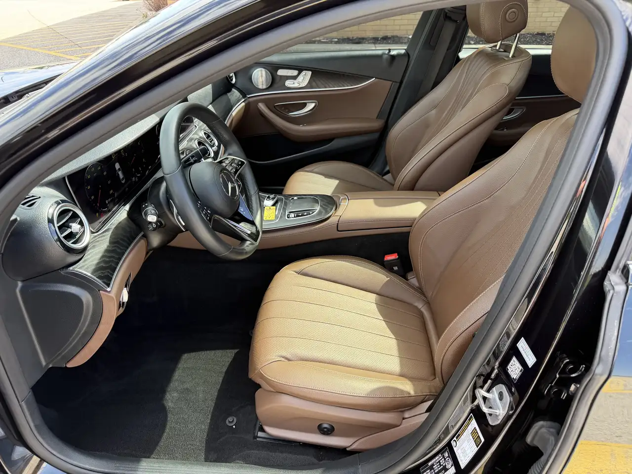 Mercedes-Benz E-Class снимка Mercedes-Benz E-Class