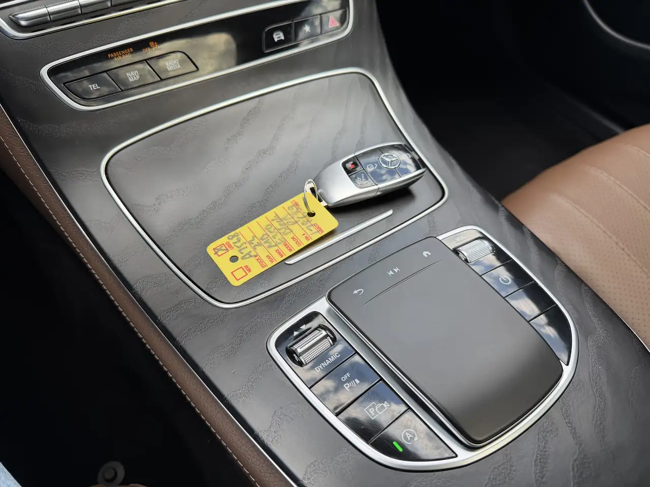 Mercedes-Benz E-Class снимка Mercedes-Benz E-Class