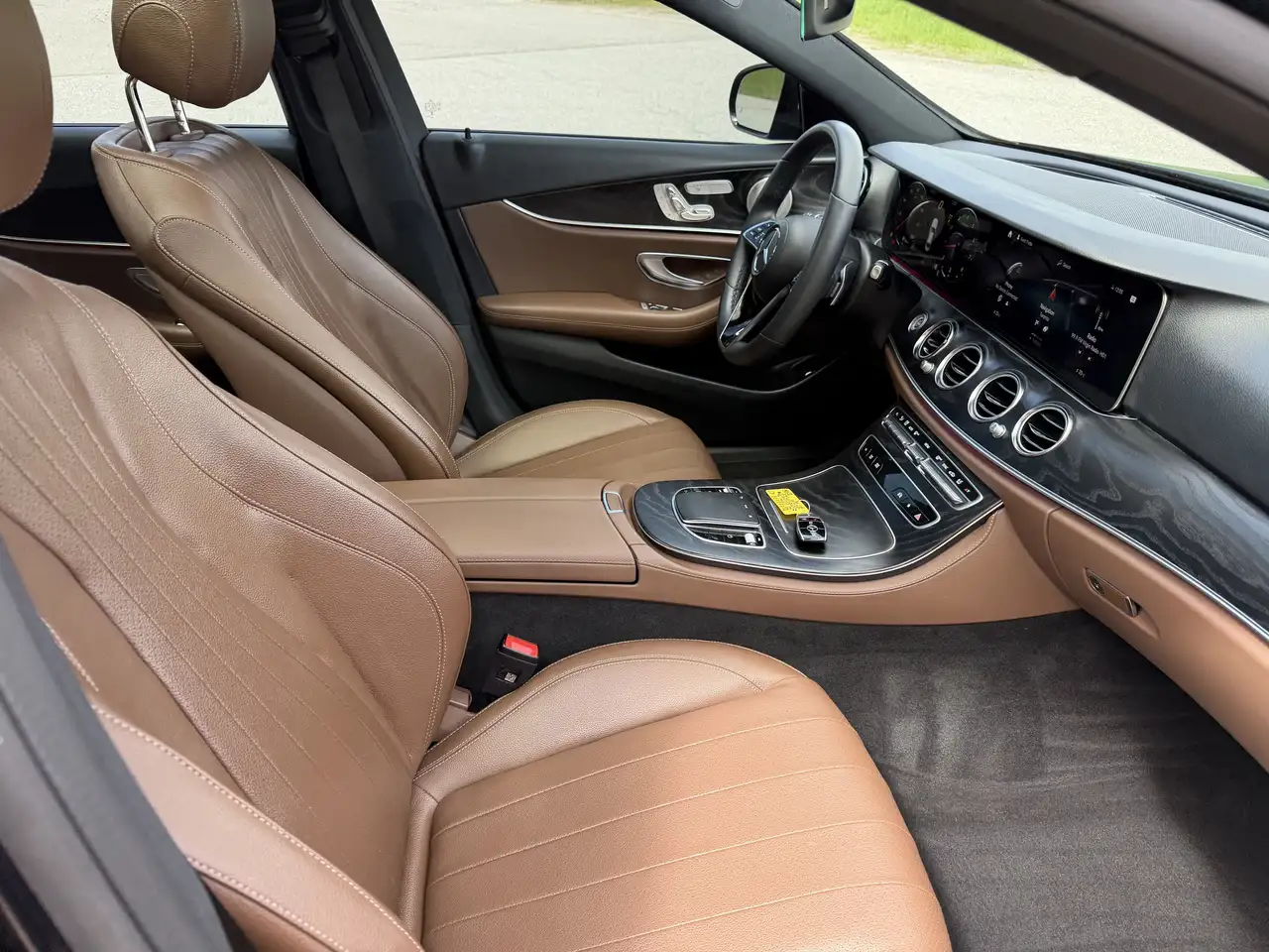 Mercedes-Benz E-Class снимка Mercedes-Benz E-Class