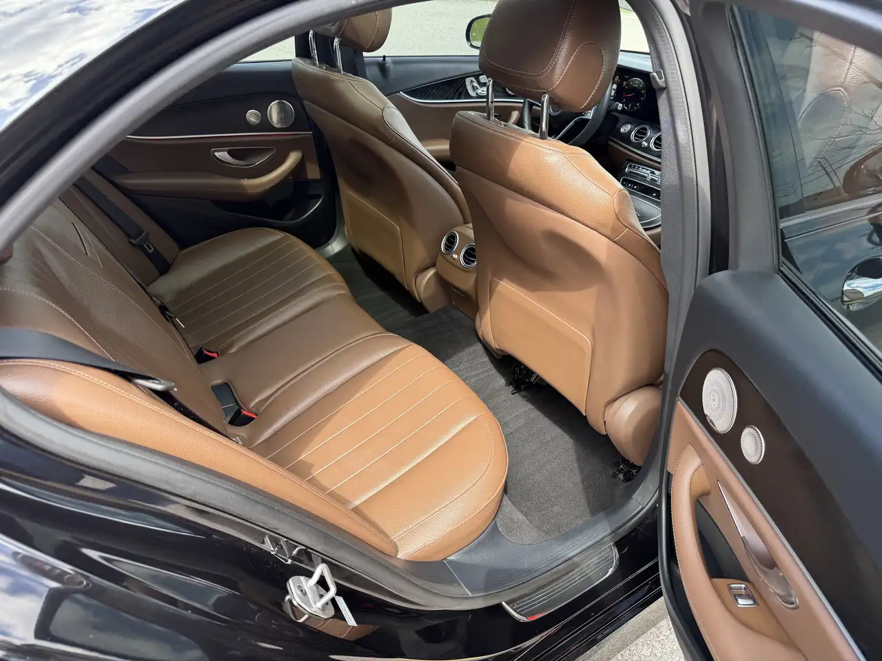 Mercedes-Benz E-Class снимка Mercedes-Benz E-Class
