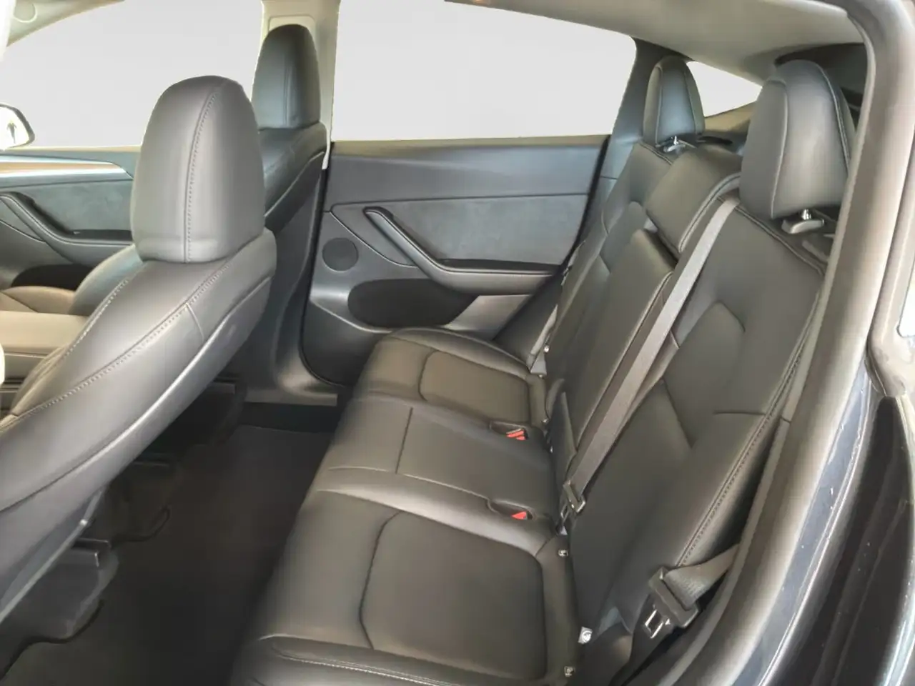 Tesla Model Y photo Tesla Model Y