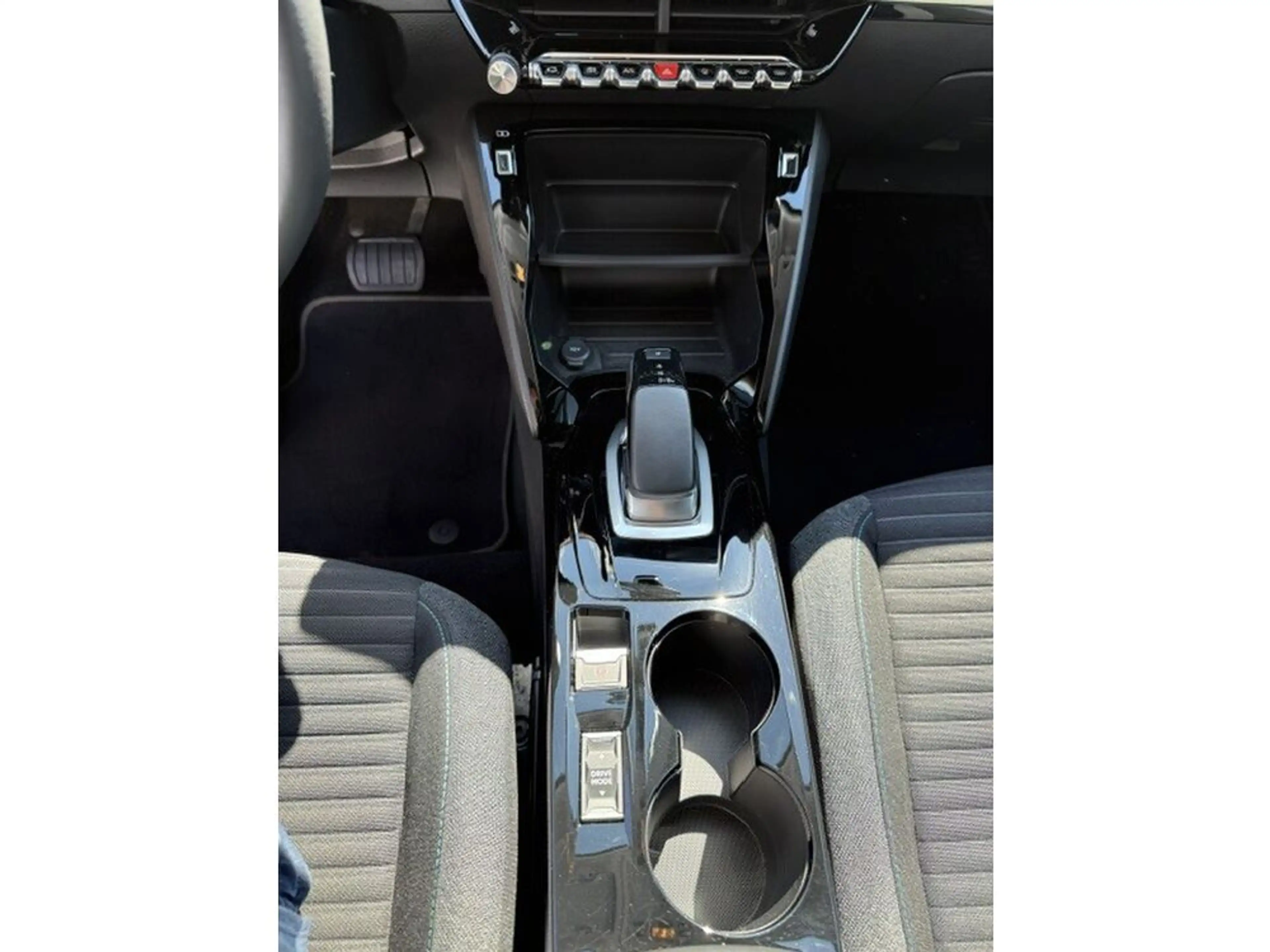 Peugeot e-2008 50kWh Style — photo 10