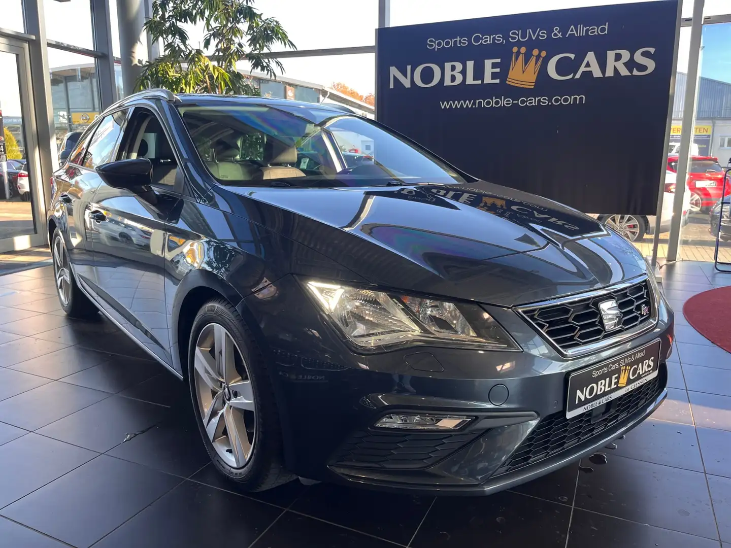 SEAT Leon ST FR Black Matt Edition AHK NAVI Grau - 1