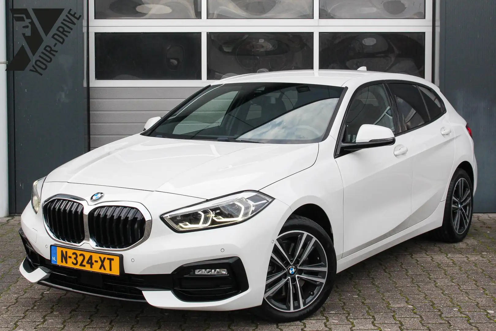 BMW 118 1-serie 118i Automaat Business Edition Sport | Net Wit - 1