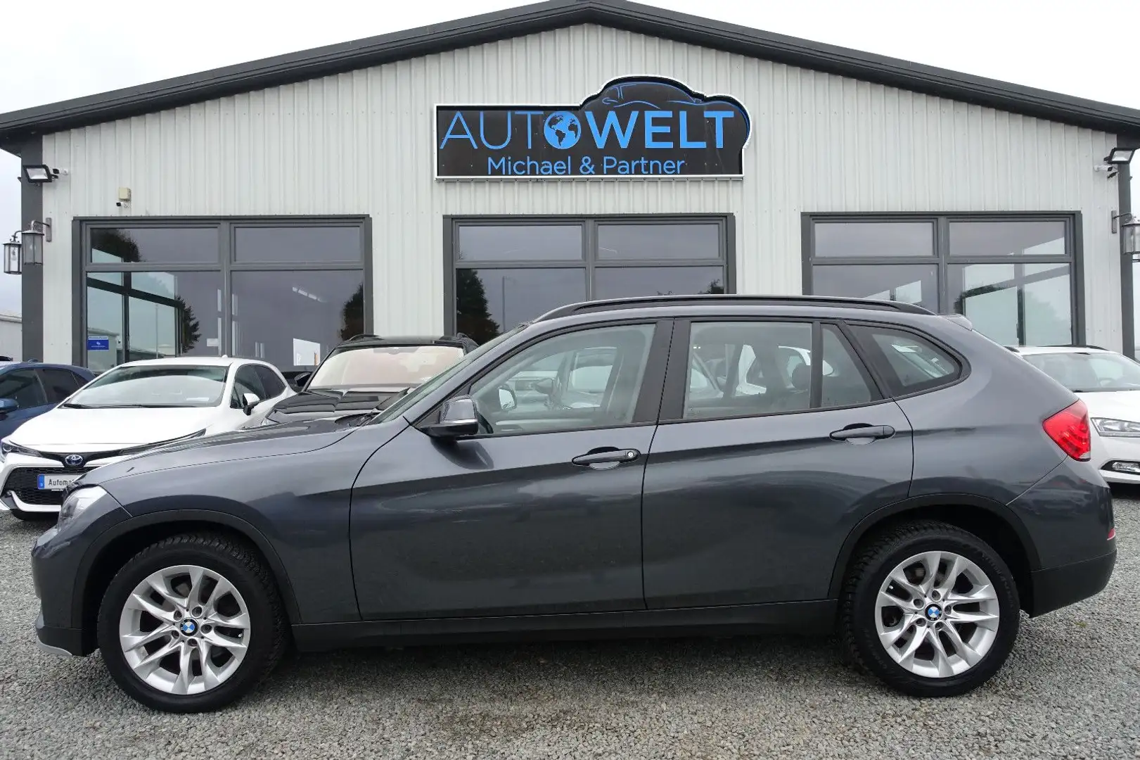 BMW X1 2.0 sDrive Aut.1.HAND lück.Scheckheft InspNeu Grau - 1