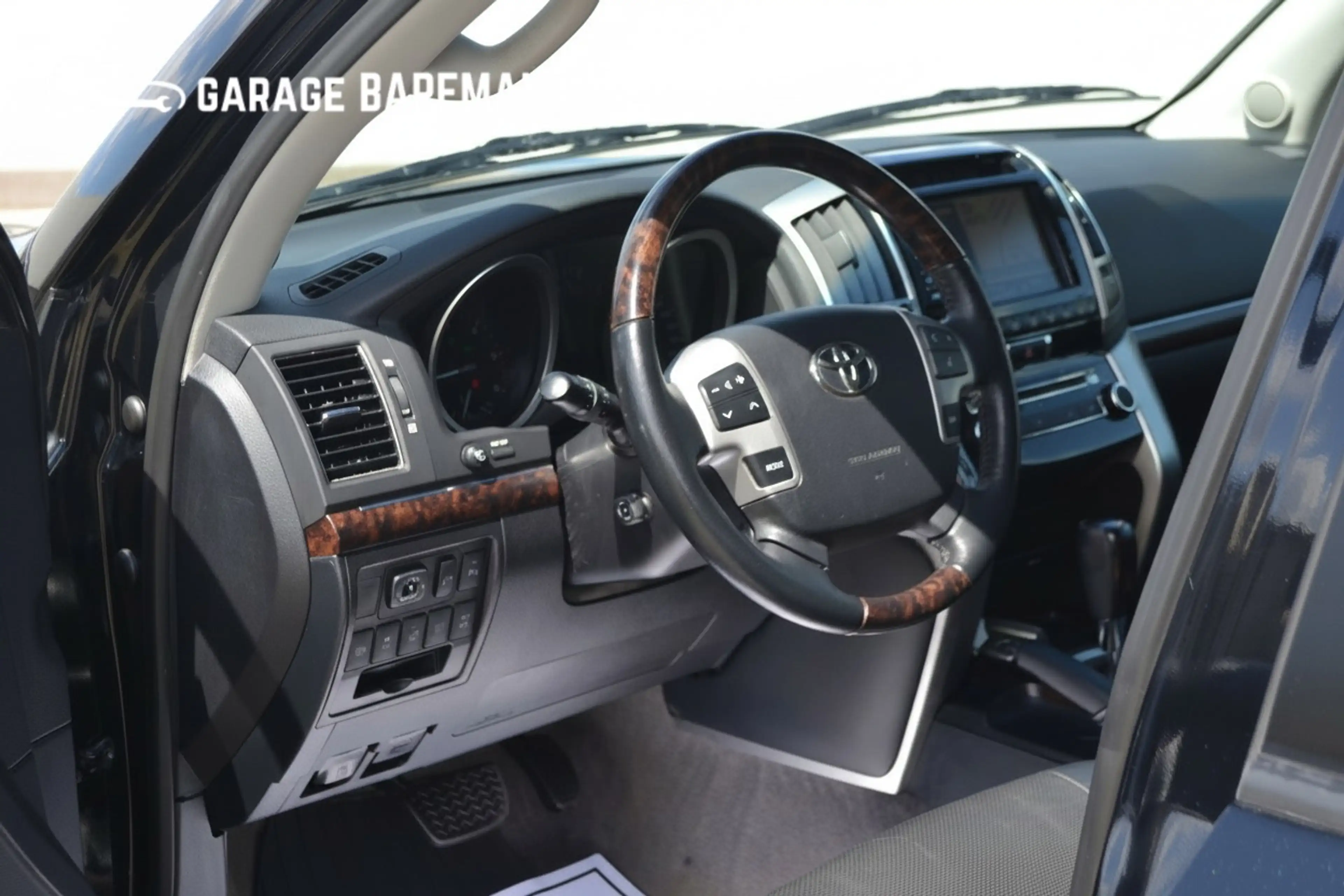 Toyota Land Cruiser 200 4.5 V8 D-4D Executive Standard Roof Window Van — photo 10