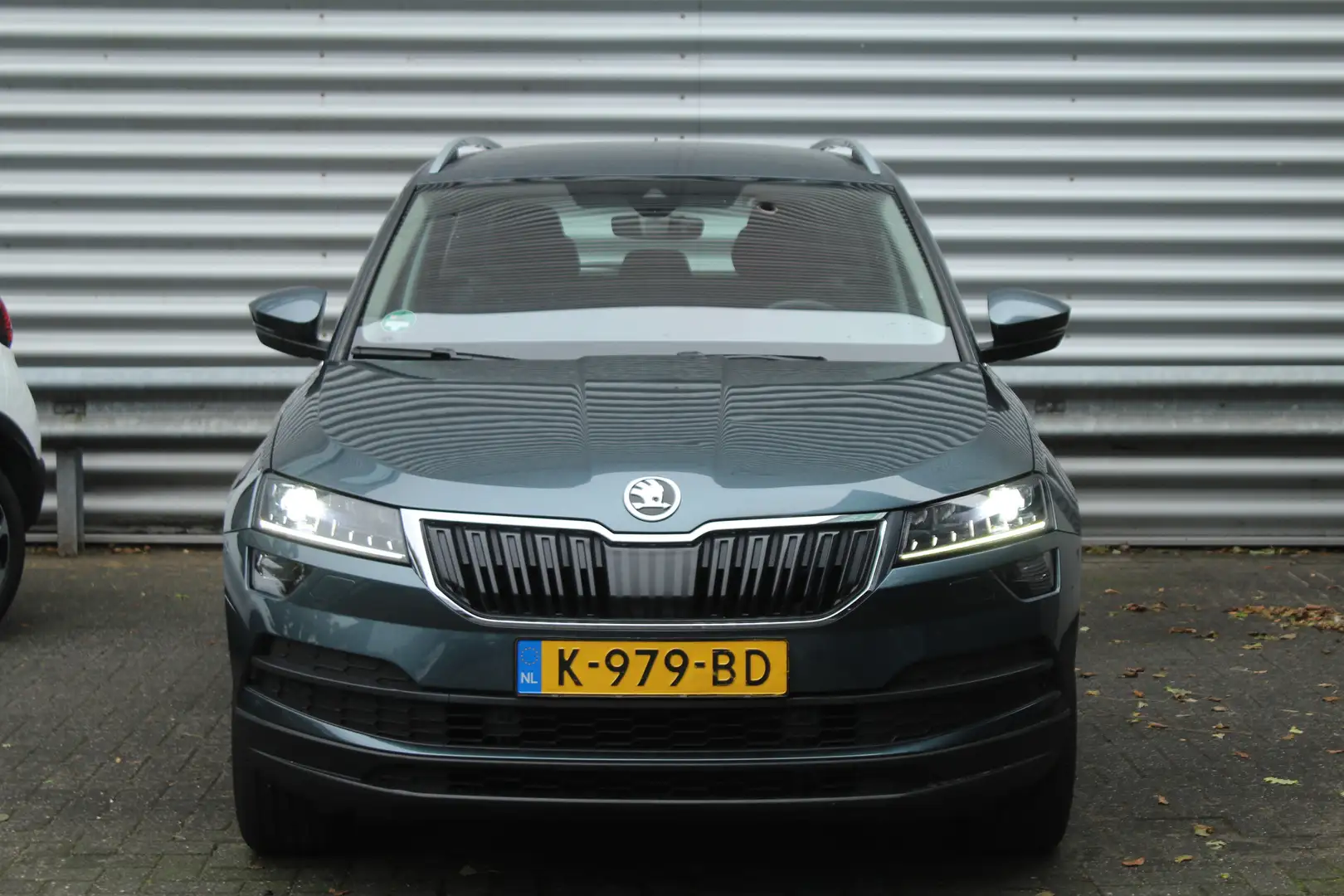 Skoda Karoq 1.5 TSI ACT 150pk Business Edition Plus NL-Auto NA Grijs - 2