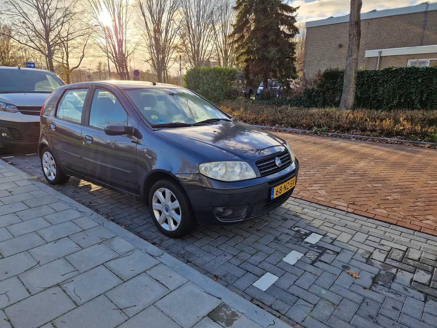 Fiat Punto Punto 1.4-16V Emotion Grijs - 2